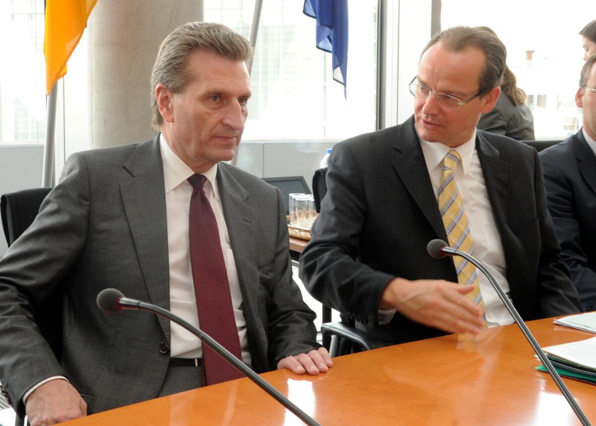 Günther Oettinger, (li), EU-Kommissar, CDU/CSU, ist zu Gast beim Ausschuss des Deutschen Bundestages für die Angelegenheiten der Europäischen Union. Gunther Krichbaum, (re), CDU/CSU, Vorsitzender des Ausschusses, leitet die Sitzung. Krichbaum, Gunther; Oettinger, Günther Günther Oettinger, (li), EU-Kommissar, CDU/CSU, ist zu Gast beim Ausschuss des Deutschen Bundestages für die Angelegenheiten der Europäischen Union. Gunther Krichbaum, (re), CDU/CSU, Vorsitzender des Ausschusses, leitet die Sitzung.
