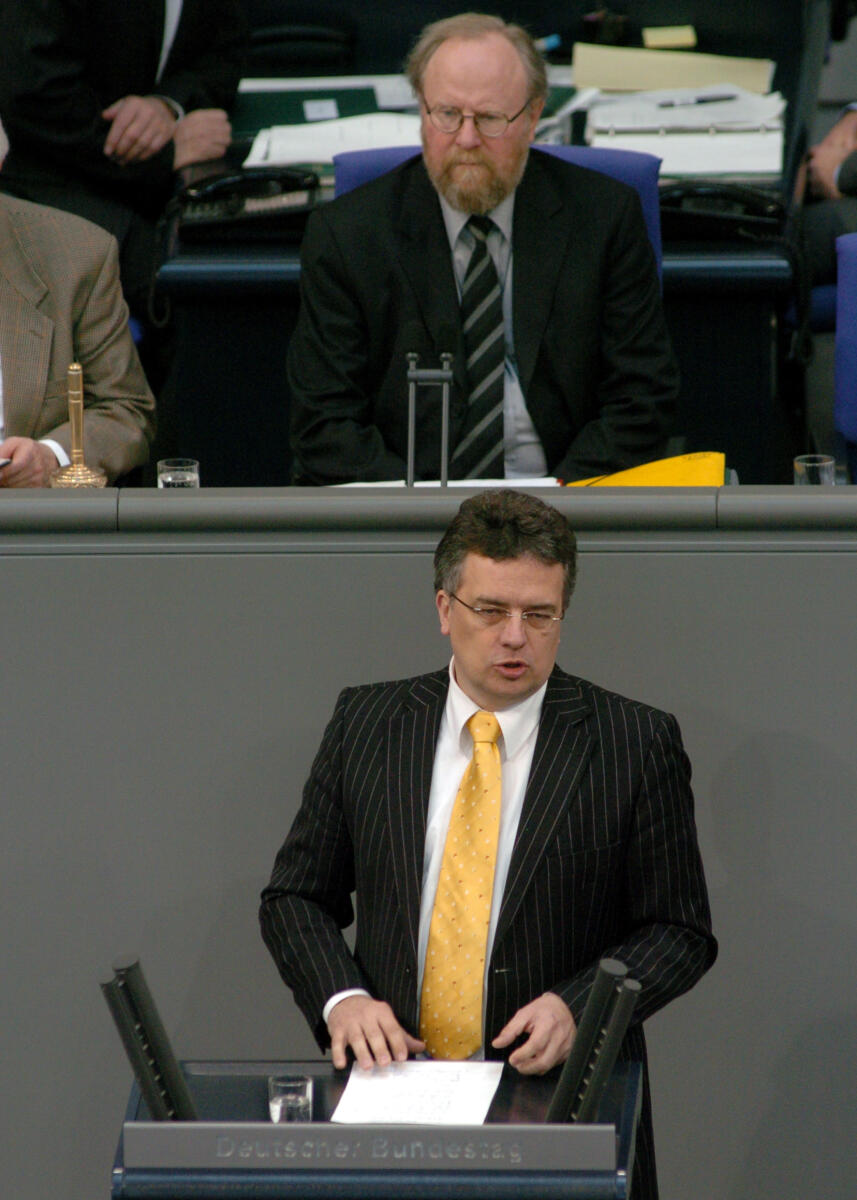 Markus Löning, Bundestagsabgeordneter, Abgeordneter, Mitglied Deutscher Bundestag, MdB, FDP, Rede, Deutscher Bundestag, 70. Sitzung, TOP 3, Thema: Menschenrechtspolitik. Vorsitz: Bundestagsvizepräsident Dr. h. c. Wolfgang Thierse, SPD.
Rednerpult. Löning, Markus; Thierse, Wolfgang Markus Löning, Bundestagsabgeordneter, Abgeordneter, Mitglied Deutscher Bundestag, MdB, FDP, Rede, Deutscher Bundestag, 70. Sitzung, TOP 3, Thema: Menschenrechtspolitik. Vorsitz: Bundestagsvizepräsident Dr. h. c. Wolfgang Thierse, SPD.
Rednerpult.