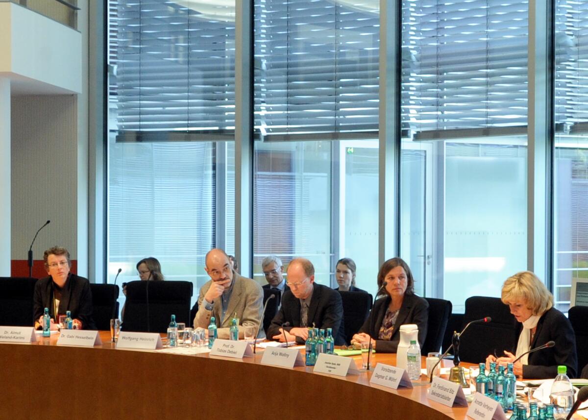 Wöhrl, Dagmar G. Dagmar G. Wöhrl, (re), CDU/CSU, Vorsitzende des Ausschusses des Deutschen Bundestages für wirtschaftliche Zusammenarbeit und Entwicklung, leitet mit Beteiligung von Sachverständigen eine Öffentliche Anhörung zum Thema "EZ mit fragilen Staaten".; Übersicht.