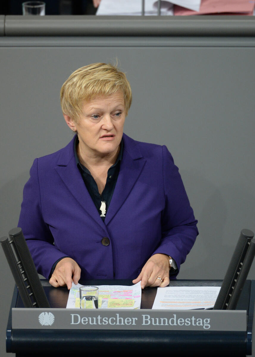 Renate Künast, Bündnis 90/Die Grünen, Bundestagsabgeordnete, Abgeordnete, Mitglied Deutscher Bundestag, MdB, Rede, 66. Sitzung, Top 3, Thema: Sterbebegleitung, Redner 4.; Rednerpult. Künast, Renate Renate Künast, Bündnis 90/Die Grünen, Bundestagsabgeordnete, Abgeordnete, Mitglied Deutscher Bundestag, MdB, Rede, 66. Sitzung, Top 3, Thema: Sterbebegleitung, Redner 4.; Rednerpult.