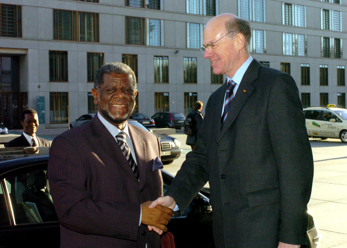 Bundestagspräsident Dr. Norbert Lammert, CDU/CSU, begrüßt den Präsidenten der Nationalversammlung der Republik Namibia, Dr. Theo-Ben Gurirab. Lammert, Norbert; Gurirab, Theo-Ben Bundestagspräsident Dr. Norbert Lammert, CDU/CSU, begrüßt den Präsidenten der Nationalversammlung der Republik Namibia, Dr. Theo-Ben Gurirab.