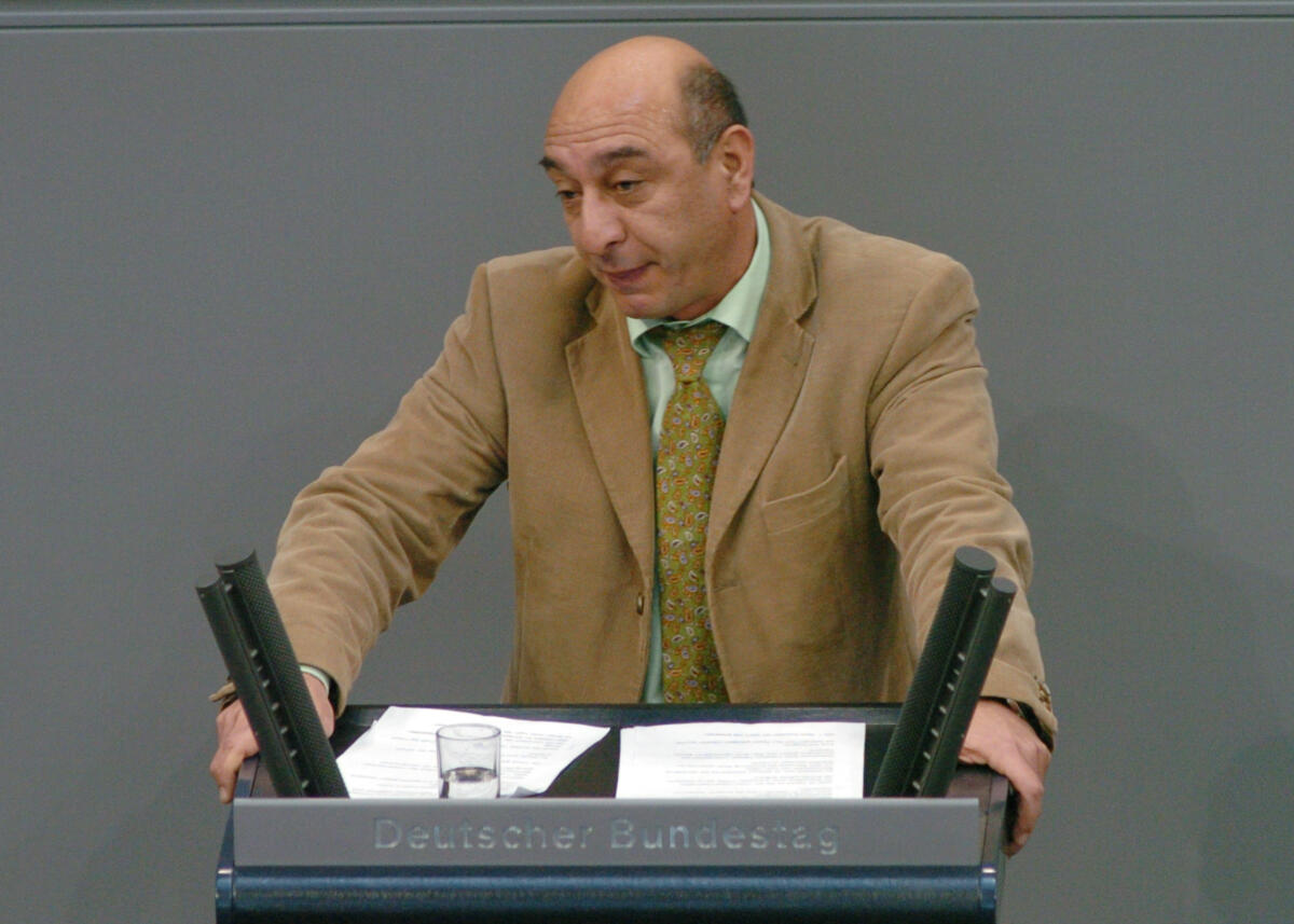 Hüseyin Kenan Aydin, Bundestagsabgeordneter, Abgeordneter, Mitglied Deutscher Bundestag, MdB, DIE LINKE, Rede, Deutscher Bundestag, 70. Sitzung, TOP 3, Thema: Menschenrechtspolitik.; Rednerpult. Aydin, Hüseyin Kenan Hüseyin Kenan Aydin, Bundestagsabgeordneter, Abgeordneter, Mitglied Deutscher Bundestag, MdB, DIE LINKE, Rede, Deutscher Bundestag, 70. Sitzung, TOP 3, Thema: Menschenrechtspolitik.; Rednerpult.