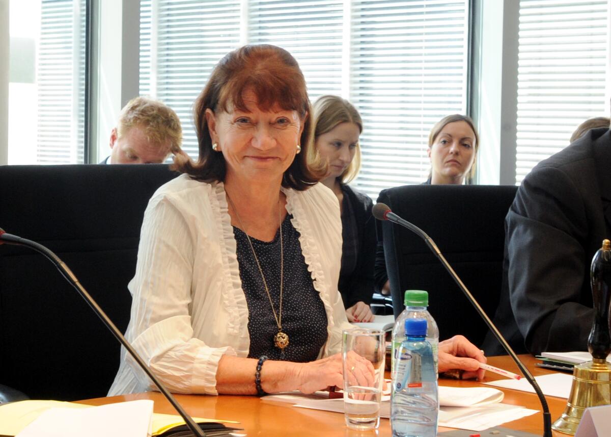 Helga Daub, (hier im Bild), FDP, Mitglied des Ausschusses des Deutschen Bundestages für wirtschaftliche Zusammenarbeit und Entwicklung leitet eine Ausschusssitzung, an der Erik Bettermann, Intendant der Deutschen Welle, teilnimmt. Daub, Helga Helga Daub, (hier im Bild), FDP, Mitglied des Ausschusses des Deutschen Bundestages für wirtschaftliche Zusammenarbeit und Entwicklung leitet eine Ausschusssitzung, an der Erik Bettermann, Intendant der Deutschen Welle, teilnimmt.