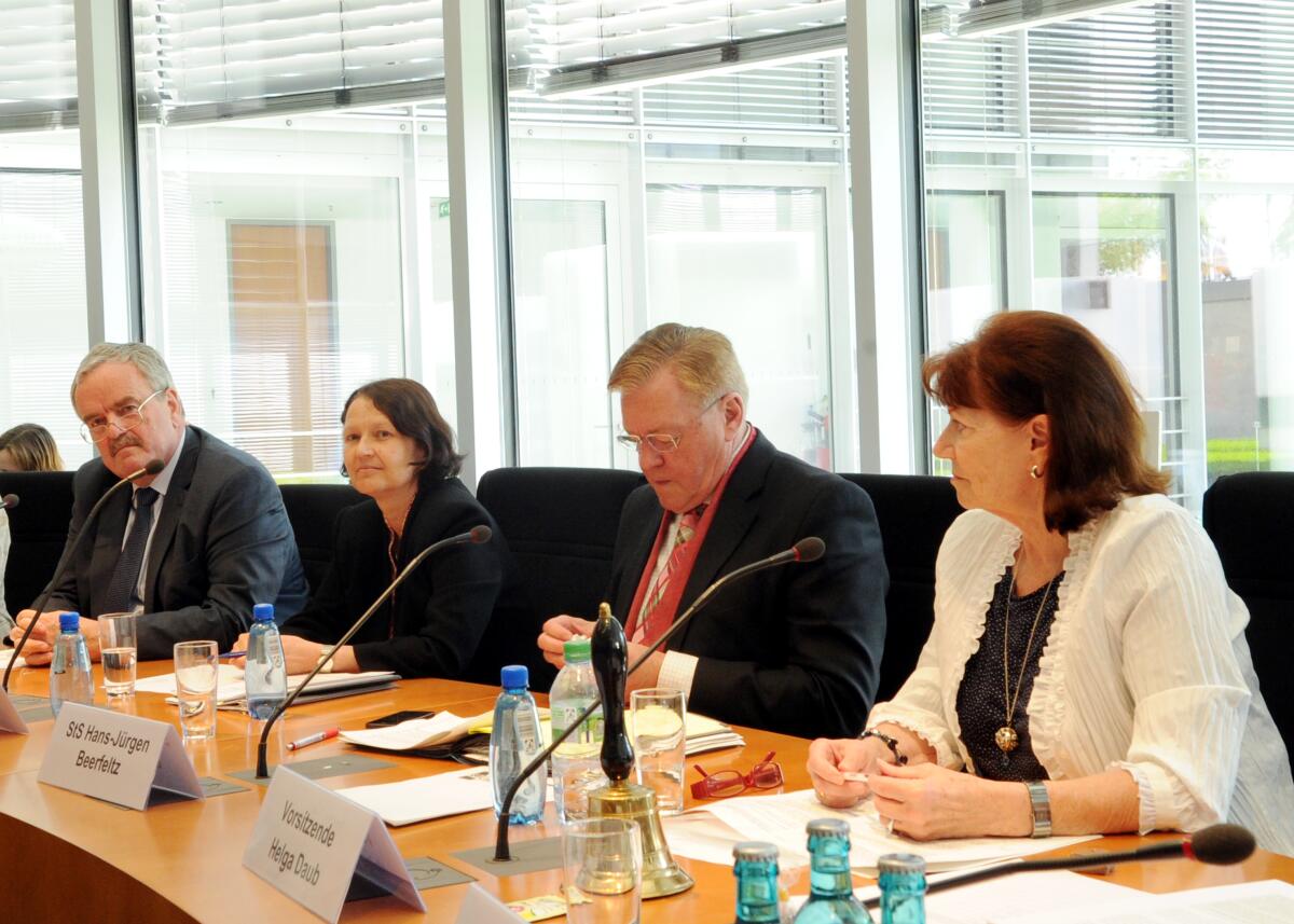 Helga Daub, (re), FDP, Mitglied des Ausschusses des Deutschen Bundestages für wirtschaftliche Zusammenarbeit und Entwicklung leitet eine Ausschusssitzung, an der Erik Bettermann, (li), Intendant der Deutschen Welle, teilnimmt.; Übersicht. Daub, Helga; Bettermann, Erik Helga Daub, (re), FDP, Mitglied des Ausschusses des Deutschen Bundestages für wirtschaftliche Zusammenarbeit und Entwicklung leitet eine Ausschusssitzung, an der Erik Bettermann, (li), Intendant der Deutschen Welle, teilnimmt.; Übersicht.
