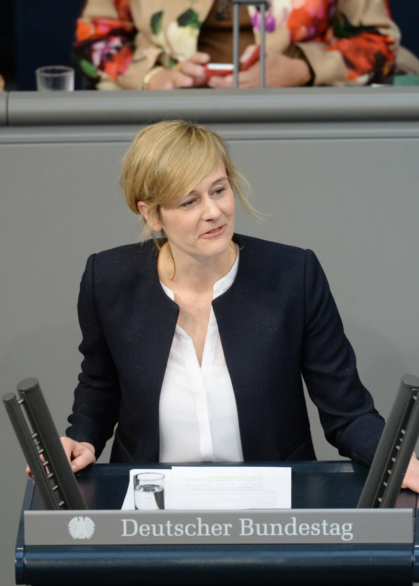 Christina Kampmann, SPD, Bundestagsabgeordnete, Abgeordnete, Mitglied Deutscher Bundestag, MdB, Rede, 73. Sitzung, Top 5, Thema: Aufnahme von Flüchtlingen, Redner 7.; Rednerpult. Kampmann, Christina Christina Kampmann, SPD, Bundestagsabgeordnete, Abgeordnete, Mitglied Deutscher Bundestag, MdB, Rede, 73. Sitzung, Top 5, Thema: Aufnahme von Flüchtlingen, Redner 7.; Rednerpult.