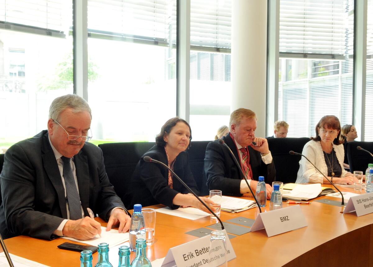 Helga Daub, (re), FDP, Mitglied des Ausschusses des Deutschen Bundestages für wirtschaftliche Zusammenarbeit und Entwicklung leitet eine Ausschusssitzung, an der Erik Bettermann, (li), Intendant der Deutschen Welle, teilnimmt.; Übersicht. Daub, Helga; Bettermann, Erik Helga Daub, (re), FDP, Mitglied des Ausschusses des Deutschen Bundestages für wirtschaftliche Zusammenarbeit und Entwicklung leitet eine Ausschusssitzung, an der Erik Bettermann, (li), Intendant der Deutschen Welle, teilnimmt.; Übersicht.