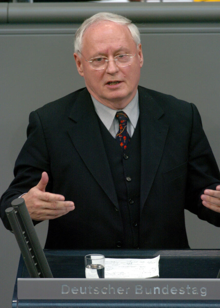 Lafontaine, Oskar Oskar Lafontaine,MdB, DIE LINKE., Rede, Deutscher Bundestag, 70. Sitzung, TOP 4, Thema: Rente ab 67, Redner 7.; Bundestagsabgeordneter, Abgeordneter, Rednerpult, Plenum