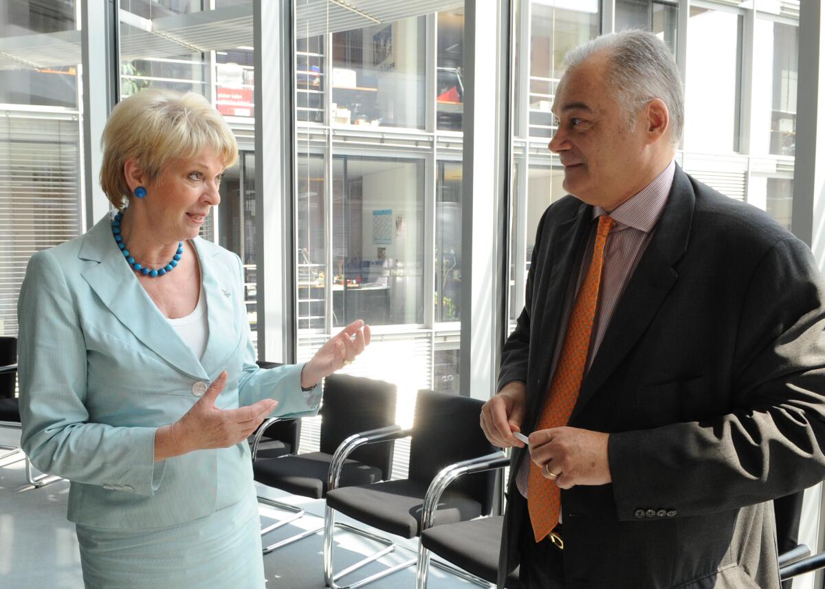 Rita Pawelski, CDU/CSU, leitet eine Sitzung des Ausschusses des Deutschen Bundestages für Tourismus, an der der Botschafter von Griechenland, S. E. Panayotis Zografos, teil nimmt. Pawelski, Rita; Zografos, Panayotis Rita Pawelski, CDU/CSU, leitet eine Sitzung des Ausschusses des Deutschen Bundestages für Tourismus, an der der Botschafter von Griechenland, S. E. Panayotis Zografos, teil nimmt.