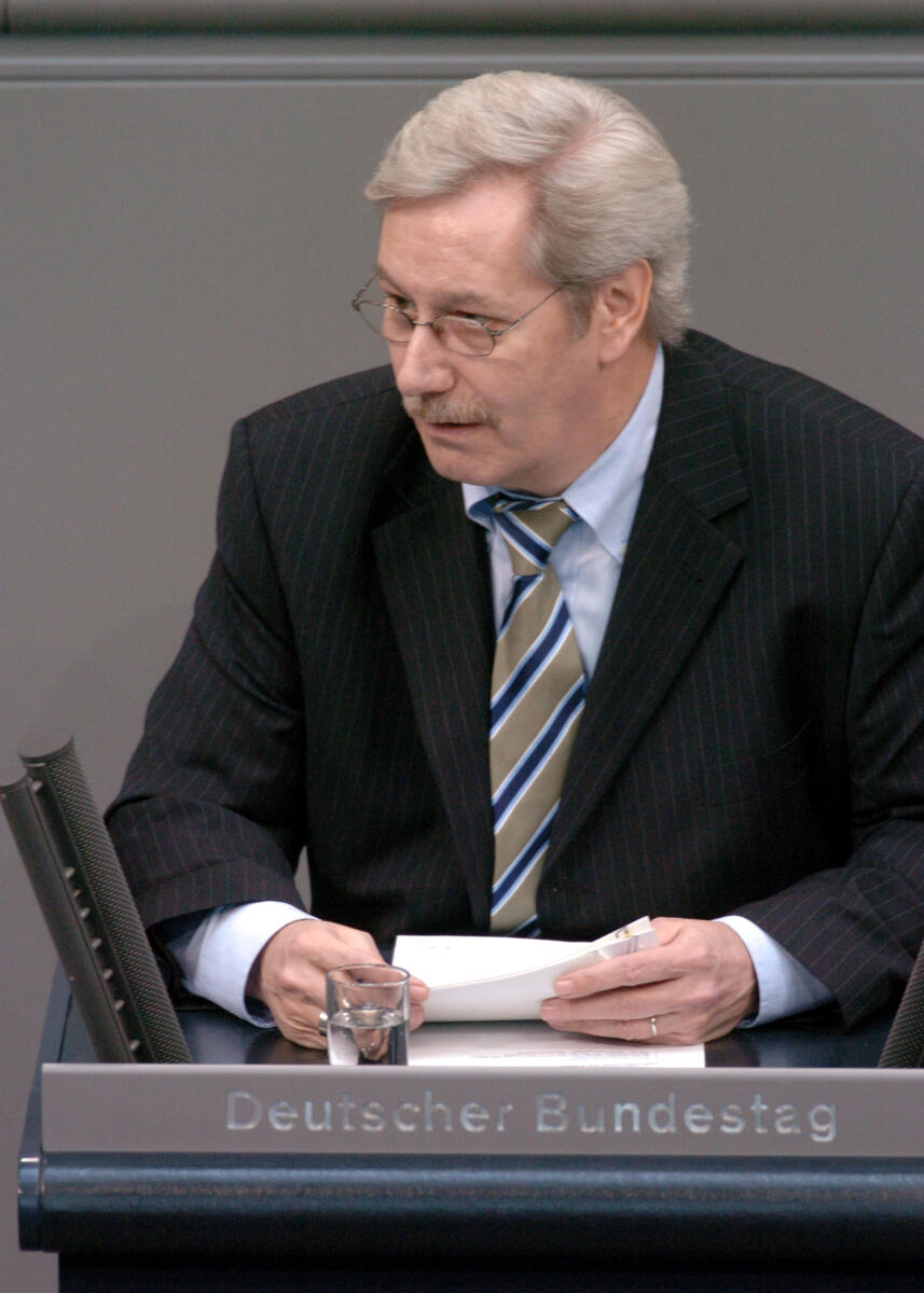 Wolfgang Meckelburg Bundestagsabgeordneter, Abgeordneter, Mitglied Deutscher Bundestag, MdB, CDU/CSU, Rede, Deutscher Bundestag, 70. Sitzung, TOP 4, Thema: Rente ab 67, Redner 4.; Rednerpult. Meckelburg, Wolfgang Wolfgang Meckelburg Bundestagsabgeordneter, Abgeordneter, Mitglied Deutscher Bundestag, MdB, CDU/CSU, Rede, Deutscher Bundestag, 70. Sitzung, TOP 4, Thema: Rente ab 67, Redner 4.; Rednerpult.