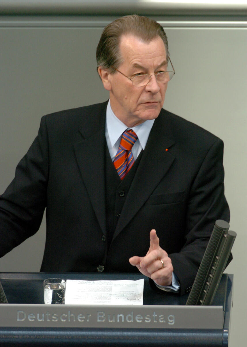Franz Müntefering, BMin., SPD, Rede, Deutscher Bundestag, 70. Sitzung, TOP 4, Thema: Rente ab 67, Redner 2.; Rednerpult. Müntefering, Franz Franz Müntefering, BMin., SPD, Rede, Deutscher Bundestag, 70. Sitzung, TOP 4, Thema: Rente ab 67, Redner 2.; Rednerpult.