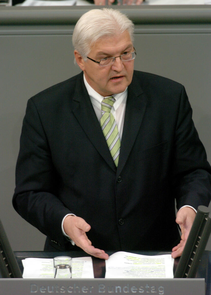 Steinmeier, Frank-Walter Dr. Frank-Walter Steinmeier, BMin., SPD, Rede, Deutscher Bundestag, 70. Sitzung, TOP 3, Thema: Menschenrechtspolitik, Redner 1.; Rednerpult.