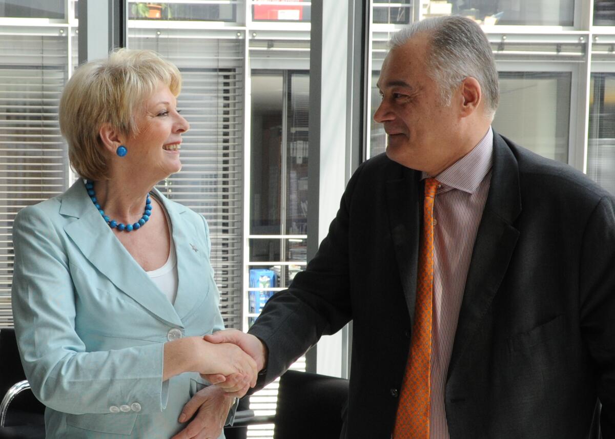 Rita Pawelski, CDU/CSU, leitet eine Sitzung des Ausschusses des Deutschen Bundestages für Tourismus, an der der Botschafter von Griechenland, S. E. Panayotis Zografos, teil nimmt. Pawelski, Rita; Zografos, Panayotis Rita Pawelski, CDU/CSU, leitet eine Sitzung des Ausschusses des Deutschen Bundestages für Tourismus, an der der Botschafter von Griechenland, S. E. Panayotis Zografos, teil nimmt.