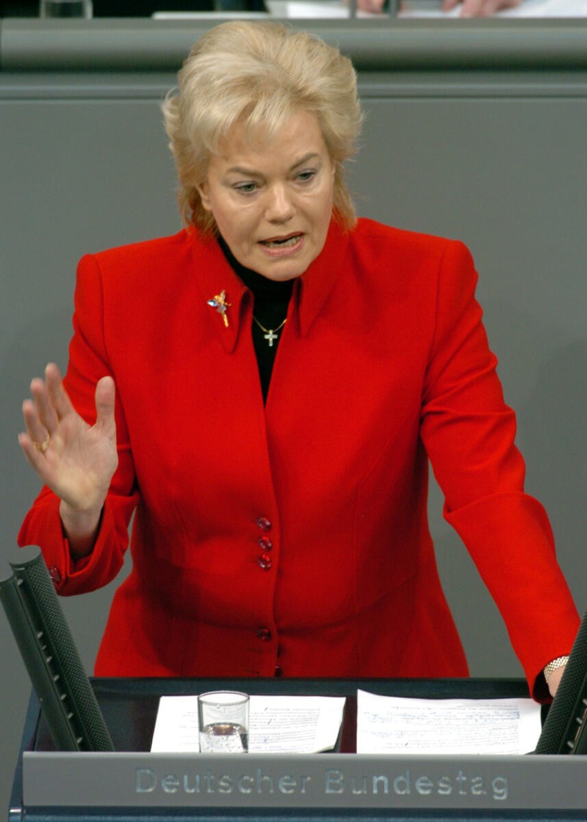 Erika Steinbach, Bundestagsabgeordnete, Abgeordnete, Mitglied Deutscher Bundestag, MdB, FDP, Rede, Deutscher Bundestag, 70. Sitzung, TOP 3, Thema: Menschenrechtspolitik, Redner 3.; Rednerpult. Steinbach, Erika Erika Steinbach, Bundestagsabgeordnete, Abgeordnete, Mitglied Deutscher Bundestag, MdB, FDP, Rede, Deutscher Bundestag, 70. Sitzung, TOP 3, Thema: Menschenrechtspolitik, Redner 3.; Rednerpult.
