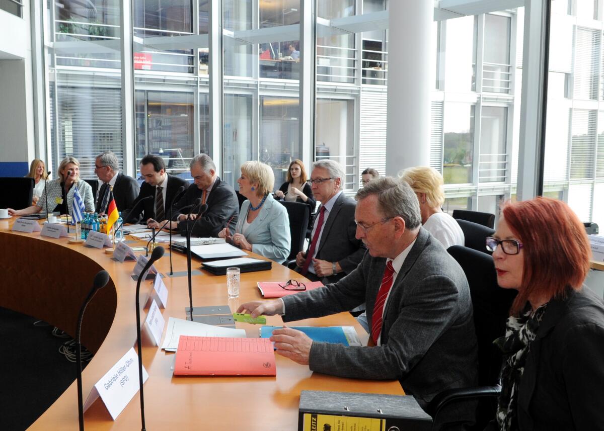 Pawelski, Rita; Zografos, Panayotis Rita Pawelski, (4.v.re), CDU/CSU, leitet eine Sitzung des Ausschusses des Deutschen Bundestages für Tourismus, an der der Botschafter von Griechenland, S. E. Panayotis Zografos, (5.v.li), teil nimmt.; Übersicht.