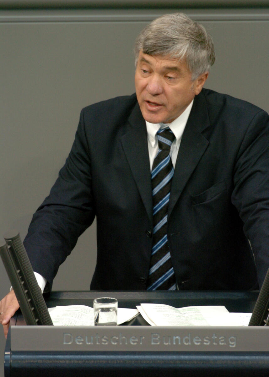 Karl, Alois Alois Karl, Bundestagsabgeordneter, Abgeordneter, Mitglied Deutscher Bundestag, MdB, CDU/CSU, Rede, Deutscher Bundestag, 70. Sitzung, TOP 3, Thema: Menschenrechtspolitik, Redner 8.

Rednerpult.