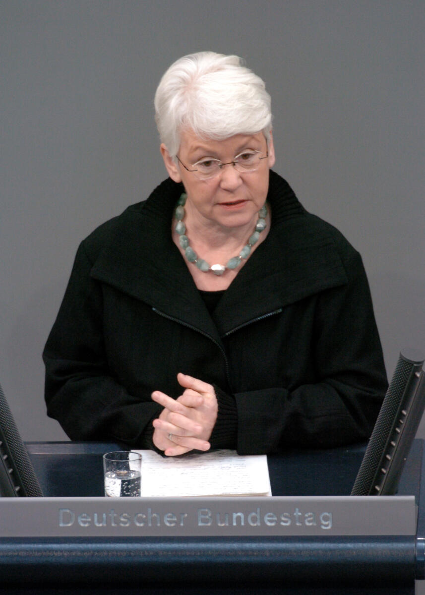 Christel Riemann-Hanewinckel, Bundestagsabgeordnete, Abgeordnete, Mitglied Deutscher Bundestag, MdB, SPD, Rede, Deutscher Bundestag, 70. Sitzung, TOP 3, Thema: Menschenrechtspolitik, Redner 10.; Rednerpult. Riemann-Hanewinckel, Christel Christel Riemann-Hanewinckel, Bundestagsabgeordnete, Abgeordnete, Mitglied Deutscher Bundestag, MdB, SPD, Rede, Deutscher Bundestag, 70. Sitzung, TOP 3, Thema: Menschenrechtspolitik, Redner 10.; Rednerpult.