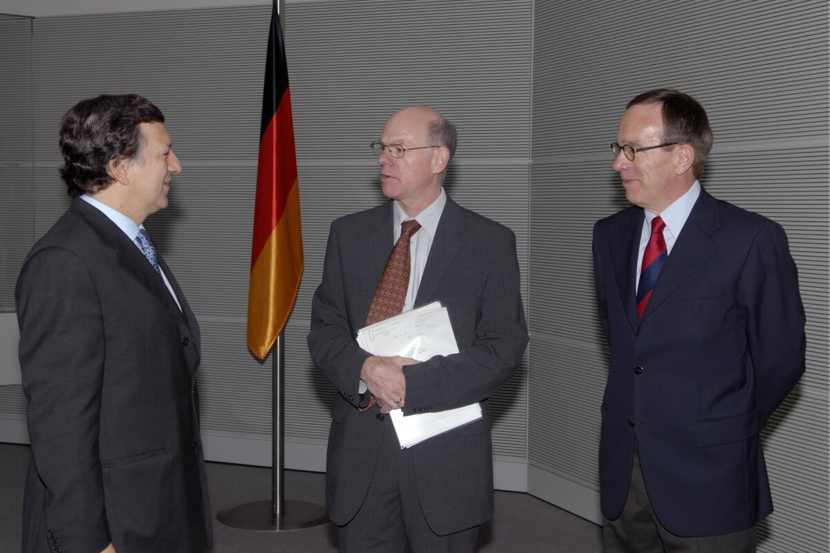 Barroso, José Manuel; Lammert, Norbert; Wissmann, Matthias Bundestagspräsident Dr. Norbert Lammert, CDU/CSU, (Mitte) und Matthias Wissmann, CDU/CSU (re.) Vorsitzender des Ausschusses für Angelegenheiten der Europäischen Union, empfangen den Präsidenten der Europäischen Kommission, Dr. h.c. José Manuel Barroso (li).; Abgeordneter, MdB, CDU/CSU-Fraktion, Fahne, Europaausschuss