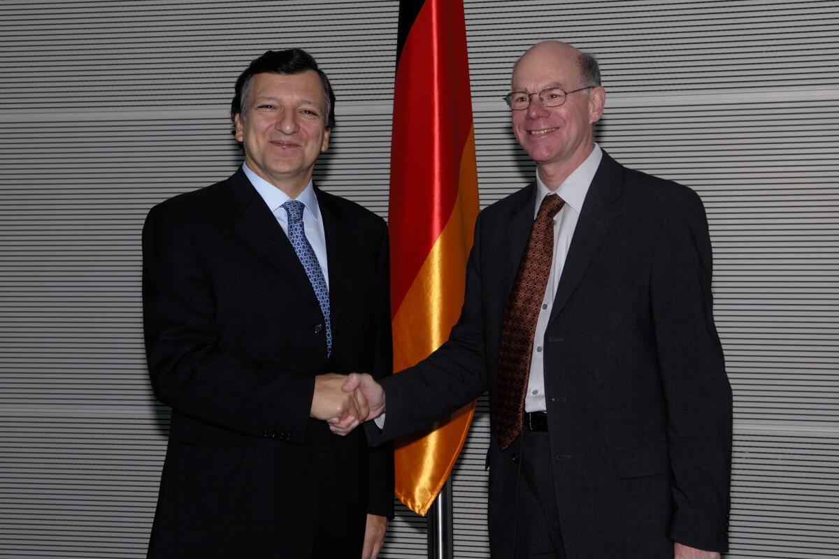 Barroso, José Manuel; Lammert, Norbert Bundestagspräsident Dr. Norbert Lammert, CDU/CSU, (re.) empfängt den Präsidenten der Europäischen Kommission, Dr. h.c. José Manuel Barroso.; Abgeordneter, MdB, CDU/CSU-Fraktion, Fahne, Hände schütteln