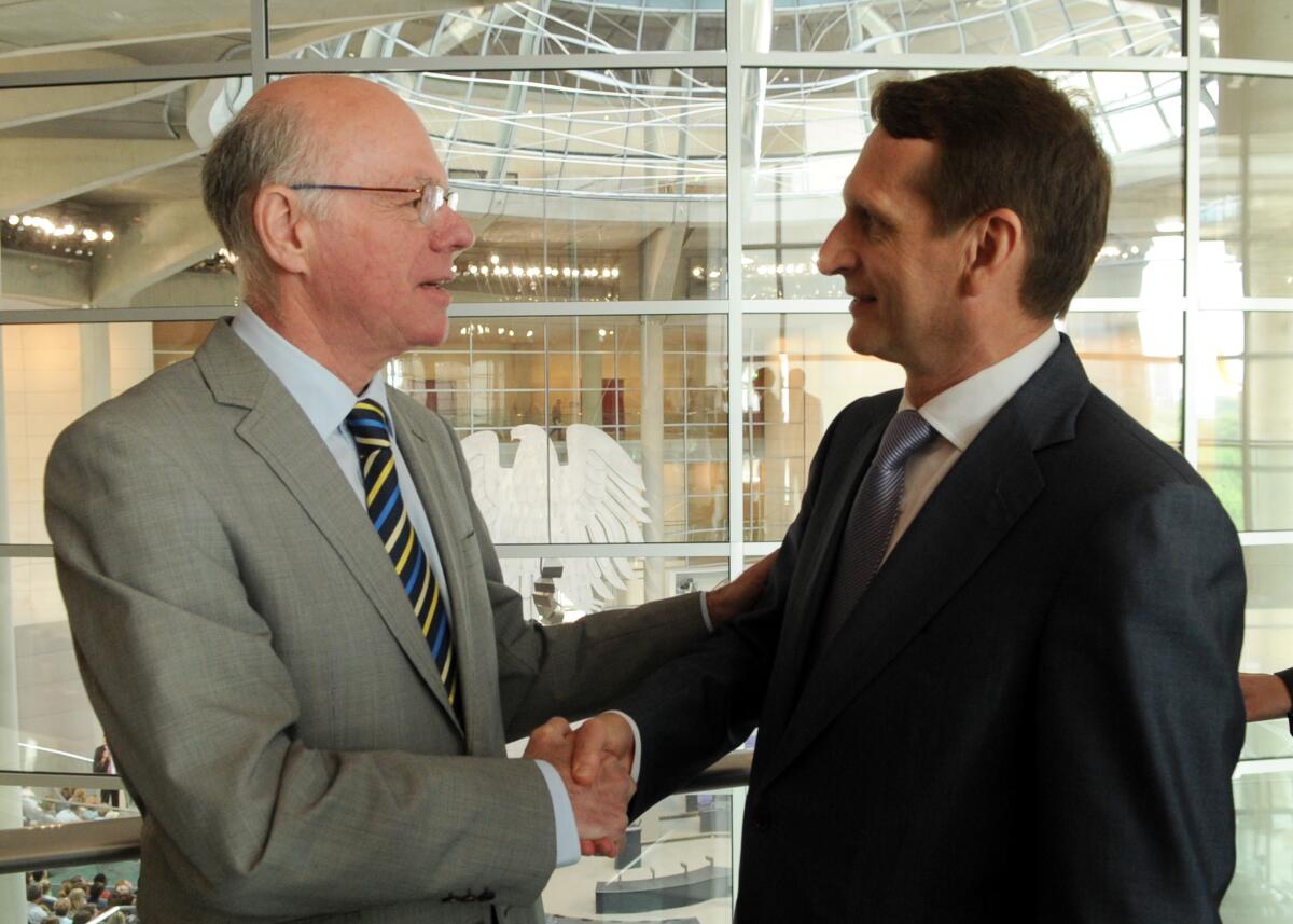 Bundestagspräsident Prof. Dr. Norbert Lammert, (li), CDU/CSU, empfängt den Präsidenten der Staatsduma der Russischen Förderation, Sergej Jewgenjewitsch Naryschkin, (re), zu einem Gespräch.; Geste, Gestik, Adler, Bundesadler, Plenum, Plenarsaal, Kuppel. Lammert, Norbert; Naryschkin, Sergej Jewgenjewitsch Bundestagspräsident Prof. Dr. Norbert Lammert, (li), CDU/CSU, empfängt den Präsidenten der Staatsduma der Russischen Förderation, Sergej Jewgenjewitsch Naryschkin, (re), zu einem Gespräch.; Geste, Gestik, Adler, Bundesadler, Plenum, Plenarsaal, Kuppel.