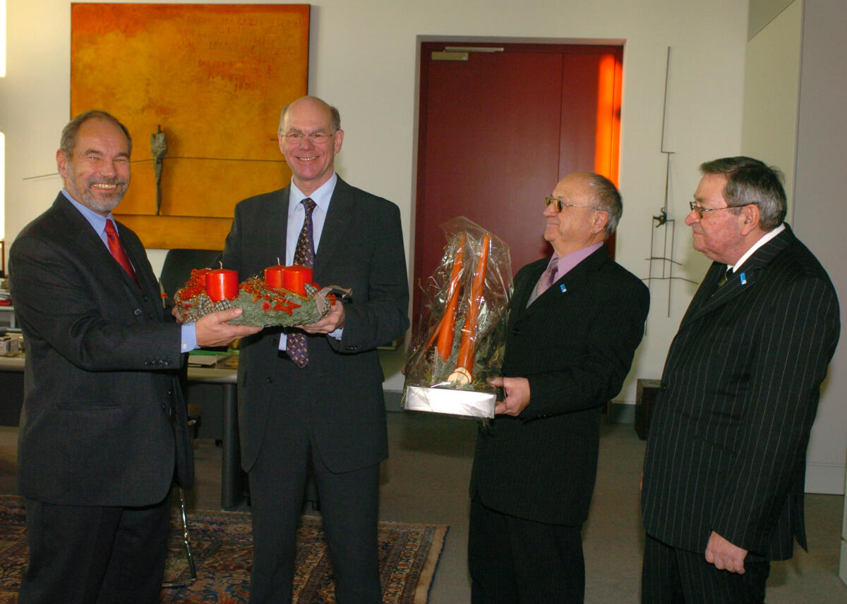 Bundestagspräsident Dr. Norbert Lammert, CDU/CSU, (2.v.li.), nimmt von Jürgen Herzberg, (li.), Klaus-Jürgen Werner und Manfred Eichhoff, vom CJD Weihnachtsbasar, (Christliches Jugenddorfwerk Deutschlands e. V.), einen Adventskranz entgegen. Lammert, Norbert; Herzberg, Jürgen; Werner, Klaus-Jürgen; Eichhoff, Manfred Bundestagspräsident Dr. Norbert Lammert, CDU/CSU, (2.v.li.), nimmt von Jürgen Herzberg, (li.), Klaus-Jürgen Werner und Manfred Eichhoff, vom CJD Weihnachtsbasar, (Christliches Jugenddorfwerk Deutschlands e. V.), einen Adventskranz entgegen.