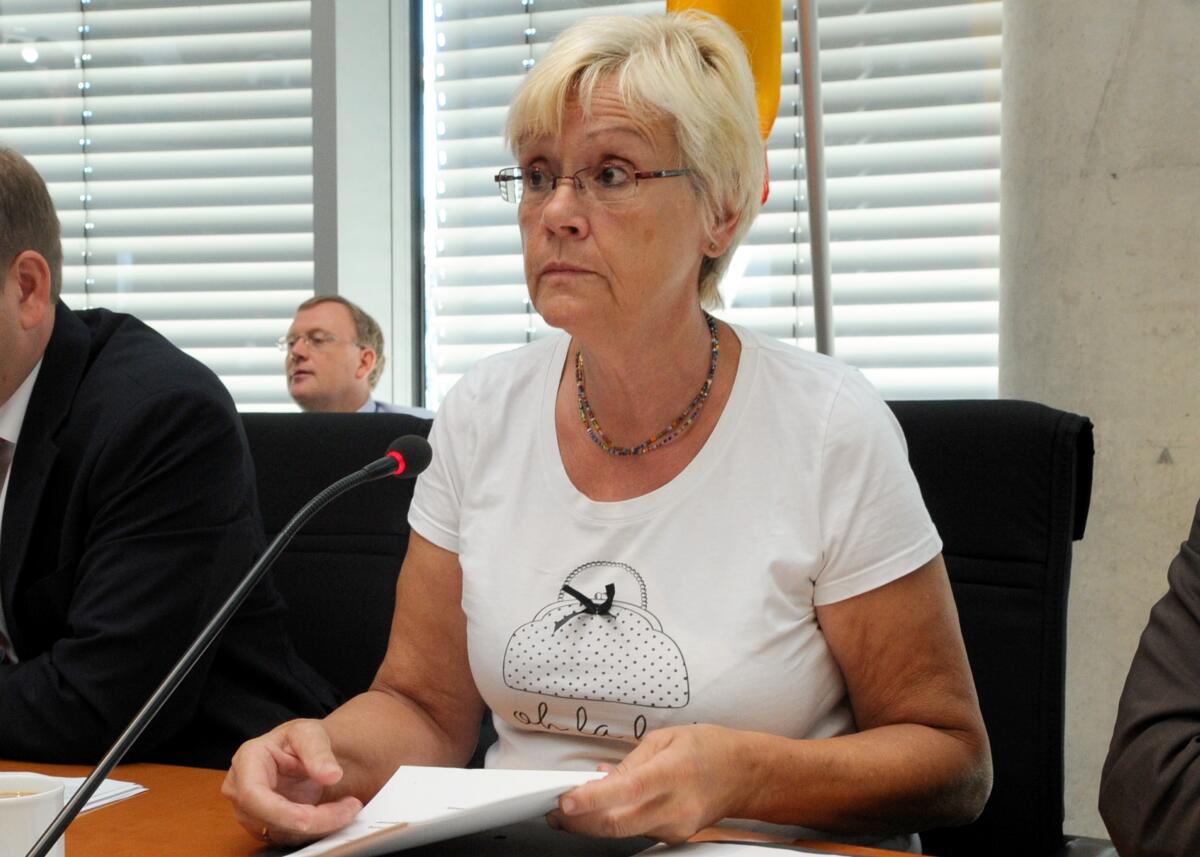 Der 2. Untersuchungsausschuss des Verteidigungsausschusses des Deutschen Bundestages zum Entwicklungsvorhaben Euro Hawk vernimmt die ersten Zeugen. Vorgeladen sind General a. D. Wolfgang Schneiderhan sowie die ehemaligen Bundesverteidigungsminister Rudolf Scharping, SPD, und Dr. Franz Josef Jung, CDU/CSU. Dr. h. c. Susanne Kastner, (hier im Bild), SPD, Vorsitzende des Ausschusses, eröffnet die Sitzung. Kastner, Susanne Der 2. Untersuchungsausschuss des Verteidigungsausschusses des Deutschen Bundestages zum Entwicklungsvorhaben Euro Hawk vernimmt die ersten Zeugen. Vorgeladen sind General a. D. Wolfgang Schneiderhan sowie die ehemaligen Bundesverteidigungsminister Rudolf Scharping, SPD, und Dr. Franz Josef Jung, CDU/CSU. Dr. h. c. Susanne Kastner, (hier im Bild), SPD, Vorsitzende des Ausschusses, eröffnet die Sitzung.