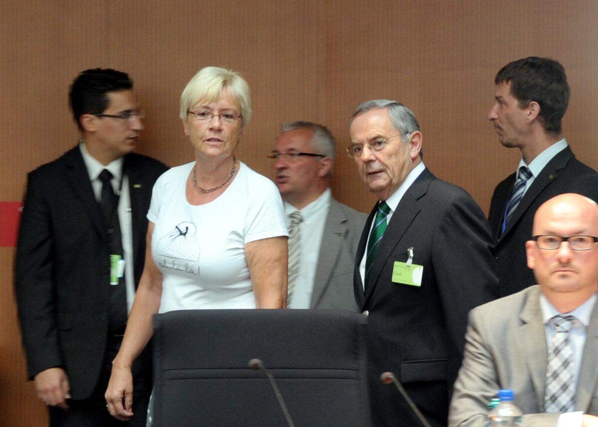 Der 2. Untersuchungsausschuss des Verteidigungsausschusses des Deutschen Bundestages zum Entwicklungsvorhaben Euro Hawk vernimmt die ersten Zeugen. Vorgeladen sind General a. D. Wolfgang Schneiderhan (hier im Bild) sowie die ehemaligen Bundesverteidigungsminister Rudolf Scharping, SPD, und Dr. Franz Josef Jung, CDU/CSU. Dr. h. c. Susanne Kastner, (li), SPD, Vorsitzende des Ausschusses, eröffnet die Sitzung. Kastner, Susanne; Schneiderhan, Wolfgang Der 2. Untersuchungsausschuss des Verteidigungsausschusses des Deutschen Bundestages zum Entwicklungsvorhaben Euro Hawk vernimmt die ersten Zeugen. Vorgeladen sind General a. D. Wolfgang Schneiderhan (hier im Bild) sowie die ehemaligen Bundesverteidigungsminister Rudolf Scharping, SPD, und Dr. Franz Josef Jung, CDU/CSU. Dr. h. c. Susanne Kastner, (li), SPD, Vorsitzende des Ausschusses, eröffnet die Sitzung.