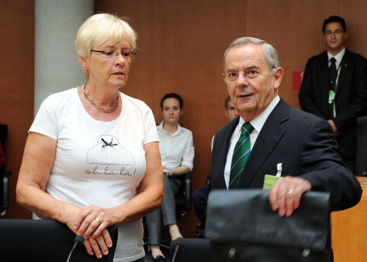 Der 2. Untersuchungsausschuss des Verteidigungsausschusses des Deutschen Bundestages zum Entwicklungsvorhaben Euro Hawk vernimmt die ersten Zeugen. Vorgeladen sind General a. D. Wolfgang Schneiderhan (hier im Bild) sowie die ehemaligen Bundesverteidigungsminister Rudolf Scharping, SPD, und Dr. Franz Josef Jung, CDU/CSU. Dr. h. c. Susanne Kastner, (li), SPD, Vorsitzende des Ausschusses, eröffnet die Sitzung. Kastner, Susanne; Schneiderhan, Wolfgang Der 2. Untersuchungsausschuss des Verteidigungsausschusses des Deutschen Bundestages zum Entwicklungsvorhaben Euro Hawk vernimmt die ersten Zeugen. Vorgeladen sind General a. D. Wolfgang Schneiderhan (hier im Bild) sowie die ehemaligen Bundesverteidigungsminister Rudolf Scharping, SPD, und Dr. Franz Josef Jung, CDU/CSU. Dr. h. c. Susanne Kastner, (li), SPD, Vorsitzende des Ausschusses, eröffnet die Sitzung.