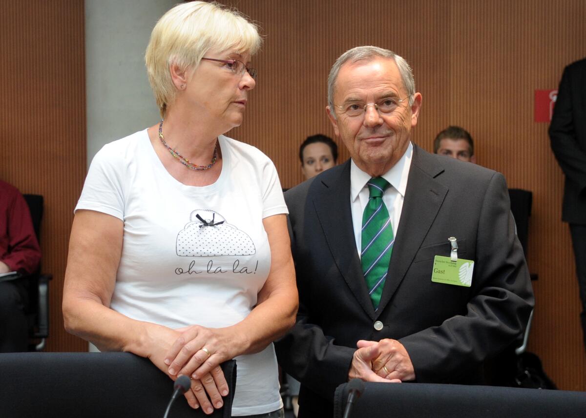 Der 2. Untersuchungsausschuss des Verteidigungsausschusses des Deutschen Bundestages zum Entwicklungsvorhaben Euro Hawk vernimmt die ersten Zeugen. Vorgeladen sind General a. D. Wolfgang Schneiderhan (hier im Bild) sowie die ehemaligen Bundesverteidigungsminister Rudolf Scharping, SPD, und Dr. Franz Josef Jung, CDU/CSU. Dr. h. c. Susanne Kastner, (li), SPD, Vorsitzende des Ausschusses, eröffnet die Sitzung. Kastner, Susanne; Schneiderhan, Wolfgang Der 2. Untersuchungsausschuss des Verteidigungsausschusses des Deutschen Bundestages zum Entwicklungsvorhaben Euro Hawk vernimmt die ersten Zeugen. Vorgeladen sind General a. D. Wolfgang Schneiderhan (hier im Bild) sowie die ehemaligen Bundesverteidigungsminister Rudolf Scharping, SPD, und Dr. Franz Josef Jung, CDU/CSU. Dr. h. c. Susanne Kastner, (li), SPD, Vorsitzende des Ausschusses, eröffnet die Sitzung.
