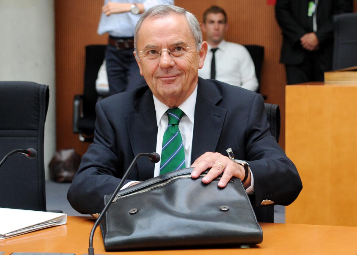 Der 2. Untersuchungsausschuss des Verteidigungsausschusses des Deutschen Bundestages zum Entwicklungsvorhaben Euro Hawk vernimmt die ersten Zeugen. Vorgeladen sind General a. D. Wolfgang Schneiderhan (hier im Bild) sowie die ehemaligen Bundesverteidigungsminister Rudolf Scharping, SPD, und Dr. Franz Josef Jung, CDU/CSU. Dr. h. c. Susanne Kastner, SPD, Vorsitzende des Ausschusses, eröffnet die Sitzung. Schneiderhan, Wolfgang Der 2. Untersuchungsausschuss des Verteidigungsausschusses des Deutschen Bundestages zum Entwicklungsvorhaben Euro Hawk vernimmt die ersten Zeugen. Vorgeladen sind General a. D. Wolfgang Schneiderhan (hier im Bild) sowie die ehemaligen Bundesverteidigungsminister Rudolf Scharping, SPD, und Dr. Franz Josef Jung, CDU/CSU. Dr. h. c. Susanne Kastner, SPD, Vorsitzende des Ausschusses, eröffnet die Sitzung.
