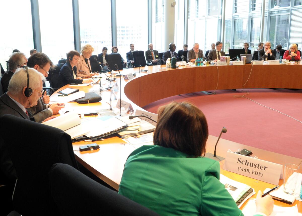 Adama Dieng, Sonderbeauftragter des VN-Generalsekretärs für die Verhinderung von Völkermord, ist zu Gast beim Ausschuss des Deutschen Bundestags für Menschenrechte und humanitäre Hilfe. Die Ausschusssitzung wird vom Vorsitzenden Tom Koenigs, Bündnis 90/Die Grünen geleitet.; Übersicht. Adama Dieng, Sonderbeauftragter des VN-Generalsekretärs für die Verhinderung von Völkermord, ist zu Gast beim Ausschuss des Deutschen Bundestags für Menschenrechte und humanitäre Hilfe. Die Ausschusssitzung wird vom Vorsitzenden Tom Koenigs, Bündnis 90/Die Grünen geleitet.; Übersicht.