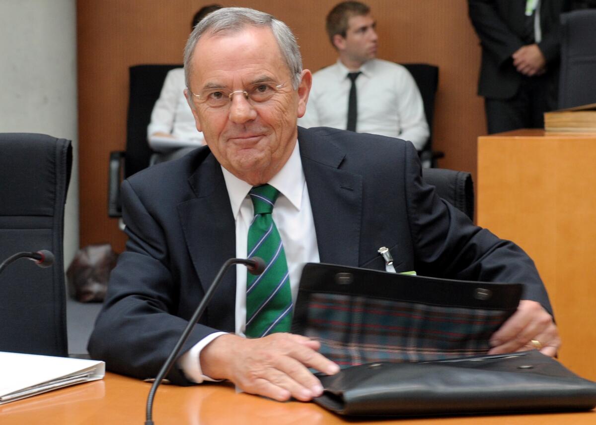 Der 2. Untersuchungsausschuss des Verteidigungsausschusses des Deutschen Bundestages zum Entwicklungsvorhaben Euro Hawk vernimmt die ersten Zeugen. Vorgeladen sind General a. D. Wolfgang Schneiderhan (hier im Bild) sowie die ehemaligen Bundesverteidigungsminister Rudolf Scharping, SPD, und Dr. Franz Josef Jung, CDU/CSU. Dr. h. c. Susanne Kastner, SPD, Vorsitzende des Ausschusses, eröffnet die Sitzung. Schneiderhan, Wolfgang Der 2. Untersuchungsausschuss des Verteidigungsausschusses des Deutschen Bundestages zum Entwicklungsvorhaben Euro Hawk vernimmt die ersten Zeugen. Vorgeladen sind General a. D. Wolfgang Schneiderhan (hier im Bild) sowie die ehemaligen Bundesverteidigungsminister Rudolf Scharping, SPD, und Dr. Franz Josef Jung, CDU/CSU. Dr. h. c. Susanne Kastner, SPD, Vorsitzende des Ausschusses, eröffnet die Sitzung.