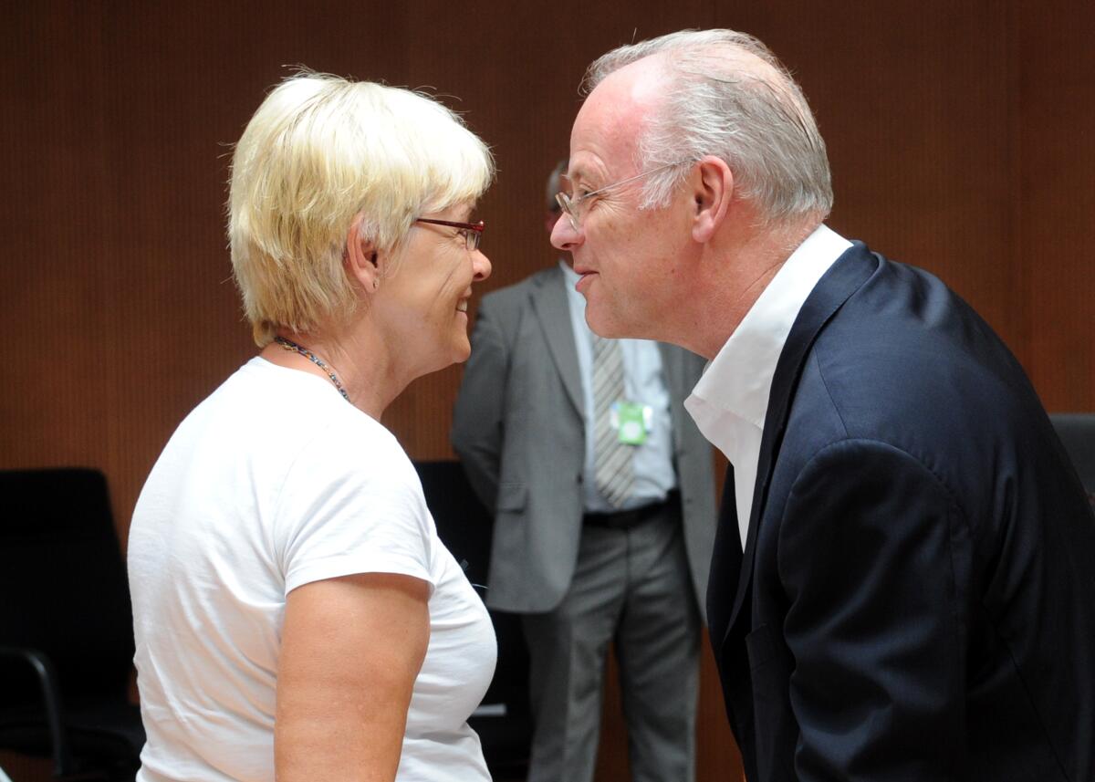 Der 2. Untersuchungsausschuss des Verteidigungsausschusses des Deutschen Bundestages zum Entwicklungsvorhaben Euro Hawk vernimmt die ersten Zeugen. Vorgeladen sind General a. D. Wolfgang Schneiderhan sowie die ehemaligen Bundesverteidigungsminister Rudolf Scharping, (hier im Bild), SPD, und Dr. Franz Josef Jung, CDU/CSU. Dr. h. c. Susanne Kastner, (li), SPD, Vorsitzende des Ausschusses, leitet die Sitzung. Kastner, Susanne; Scharping, Rudolf Der 2. Untersuchungsausschuss des Verteidigungsausschusses des Deutschen Bundestages zum Entwicklungsvorhaben Euro Hawk vernimmt die ersten Zeugen. Vorgeladen sind General a. D. Wolfgang Schneiderhan sowie die ehemaligen Bundesverteidigungsminister Rudolf Scharping, (hier im Bild), SPD, und Dr. Franz Josef Jung, CDU/CSU. Dr. h. c. Susanne Kastner, (li), SPD, Vorsitzende des Ausschusses, leitet die Sitzung.