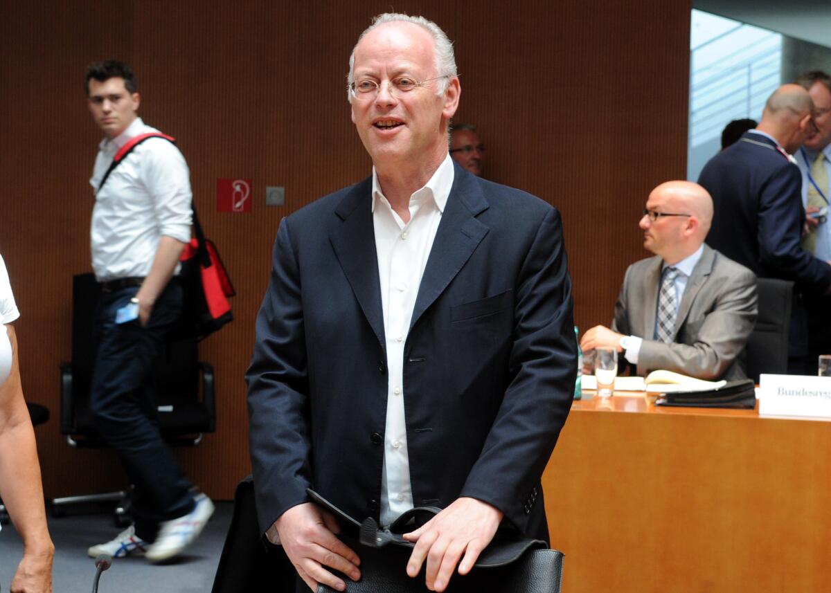 Der 2. Untersuchungsausschuss des Verteidigungsausschusses des Deutschen Bundestages zum Entwicklungsvorhaben Euro Hawk vernimmt die ersten Zeugen. Vorgeladen sind General a. D. Wolfgang Schneiderhan sowie die ehemaligen Bundesverteidigungsminister Rudolf Scharping, (hier im Bild), SPD, und Dr. Franz Josef Jung, CDU/CSU. Dr. h. c. Susanne Kastner, SPD, Vorsitzende des Ausschusses, leitet die Sitzung. Scharping, Rudolf Der 2. Untersuchungsausschuss des Verteidigungsausschusses des Deutschen Bundestages zum Entwicklungsvorhaben Euro Hawk vernimmt die ersten Zeugen. Vorgeladen sind General a. D. Wolfgang Schneiderhan sowie die ehemaligen Bundesverteidigungsminister Rudolf Scharping, (hier im Bild), SPD, und Dr. Franz Josef Jung, CDU/CSU. Dr. h. c. Susanne Kastner, SPD, Vorsitzende des Ausschusses, leitet die Sitzung.