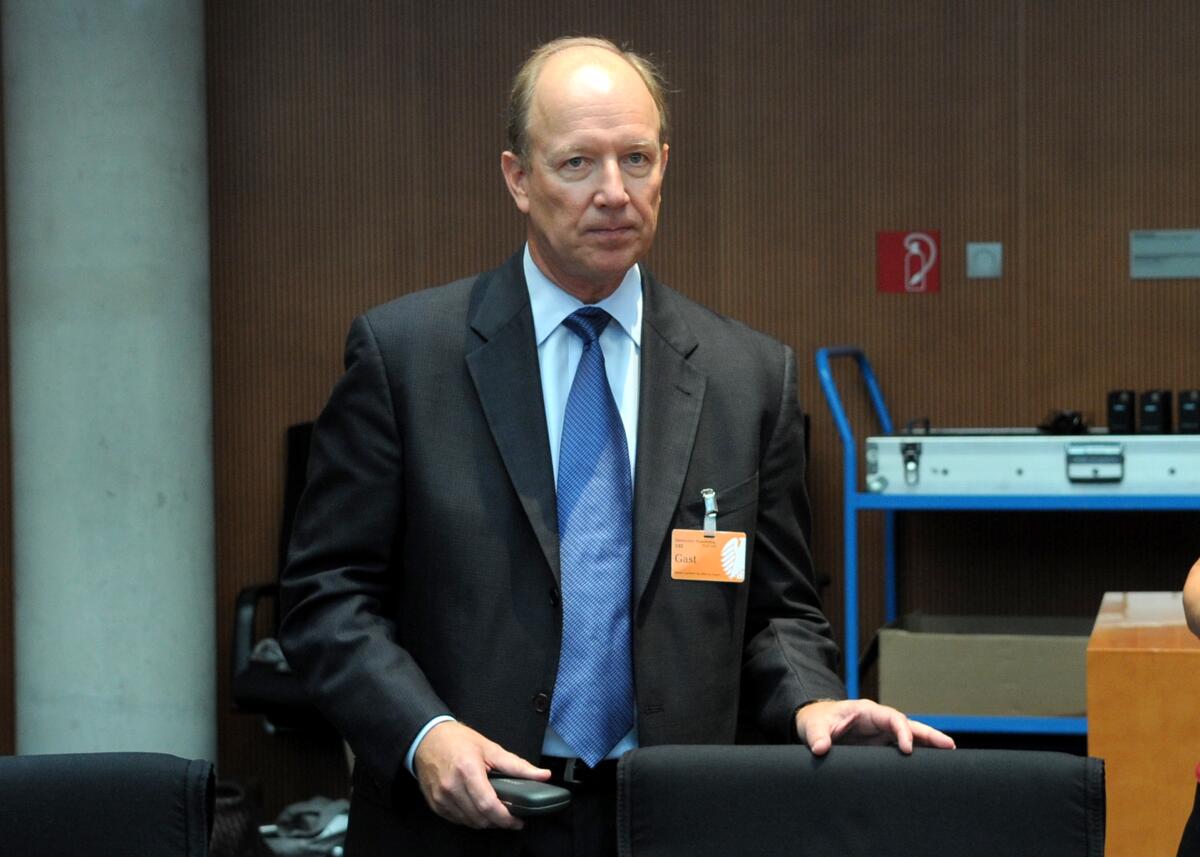 Der 2. Untersuchungsausschuss des Verteidigungsausschusses des Deutschen Bundestages zum Entwicklungsvorhaben Euro Hawk vernimmt den Zeugen Janis G. Pamiljans (hier im Bild), Sector Vice President der Firma Northrop Grumman. Dr. h. c. Susanne Kastner, SPD, Vorsitzende des Ausschusses, leitet die Sitzung. Pamiljans, Janis G. Der 2. Untersuchungsausschuss des Verteidigungsausschusses des Deutschen Bundestages zum Entwicklungsvorhaben Euro Hawk vernimmt den Zeugen Janis G. Pamiljans (hier im Bild), Sector Vice President der Firma Northrop Grumman. Dr. h. c. Susanne Kastner, SPD, Vorsitzende des Ausschusses, leitet die Sitzung.