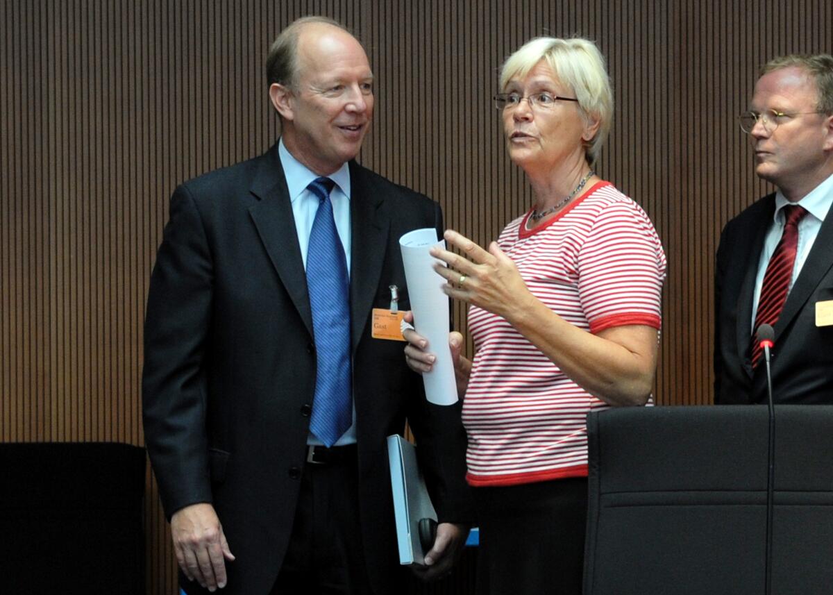 Kastner, Susanne; Pamiljans, Janis G. Der 2. Untersuchungsausschuss des Verteidigungsausschusses des Deutschen Bundestages zum Entwicklungsvorhaben Euro Hawk vernimmt den Zeugen Janis G. Pamiljans, Sector Vice President der Firma Northrop Grumman. Dr. h. c. Susanne Kastner, SPD, Vorsitzende des Ausschusses, leitet die Sitzung.