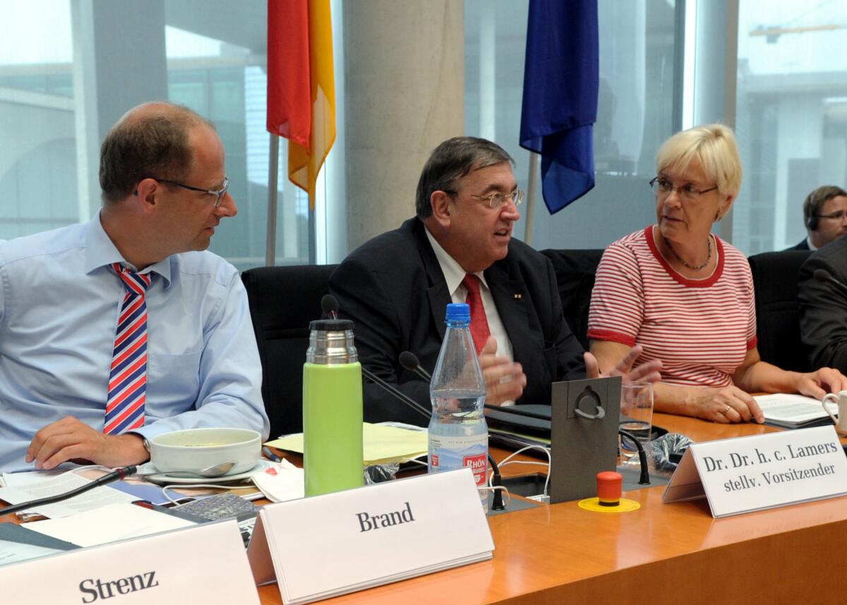 Der 2. Untersuchungsausschuss des Verteidigungsausschusses des Deutschen Bundestages zum Entwicklungsvorhaben Euro Hawk vernimmt den Zeugen Janis G. Pamiljans, Sector Vice President der Firma Northrop Grumman. Dr. h. c. Susanne Kastner, (re), SPD, Vorsitzende des Ausschusses, leitet die Sitzung. Karl A. Lamers, (mitte), CDU/CSU, stellvertretender Vorsitzender, Michael Brand, (li), CDU/CSU, Mitglied des Bundestages und des Ausschusses, nehmen an der Sitzung teil. Kastner, Susanne; Lamers, Karl A.; Brand, Michael Der 2. Untersuchungsausschuss des Verteidigungsausschusses des Deutschen Bundestages zum Entwicklungsvorhaben Euro Hawk vernimmt den Zeugen Janis G. Pamiljans, Sector Vice President der Firma Northrop Grumman. Dr. h. c. Susanne Kastner, (re), SPD, Vorsitzende des Ausschusses, leitet die Sitzung. Karl A. Lamers, (mitte), CDU/CSU, stellvertretender Vorsitzender, Michael Brand, (li), CDU/CSU, Mitglied des Bundestages und des Ausschusses, nehmen an der Sitzung teil.