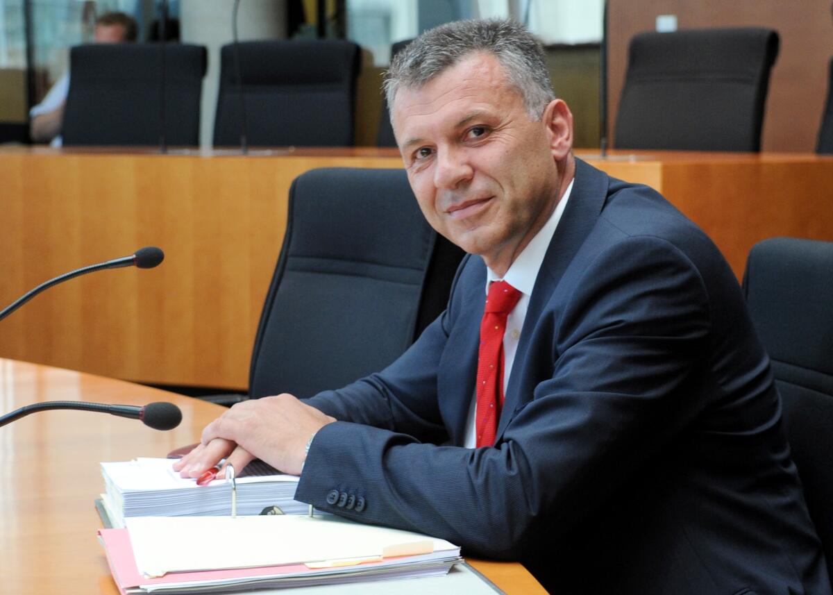 Der 2. Untersuchungsausschuss des Verteidigungsausschusses des Deutschen Bundestages zum Entwicklungsvorhaben Euro Hawk vernimmt den Zeugen Werner Gatzer (hier im Bild), Staatssekretär im Bundesministerium der Finanzen. Dr. h. c. Susanne Kastner, SPD, Vorsitzende des Ausschusses, leitet die Sitzung.; Bundesfinanzministerium. Gatzer, Werner Der 2. Untersuchungsausschuss des Verteidigungsausschusses des Deutschen Bundestages zum Entwicklungsvorhaben Euro Hawk vernimmt den Zeugen Werner Gatzer (hier im Bild), Staatssekretär im Bundesministerium der Finanzen. Dr. h. c. Susanne Kastner, SPD, Vorsitzende des Ausschusses, leitet die Sitzung.; Bundesfinanzministerium.