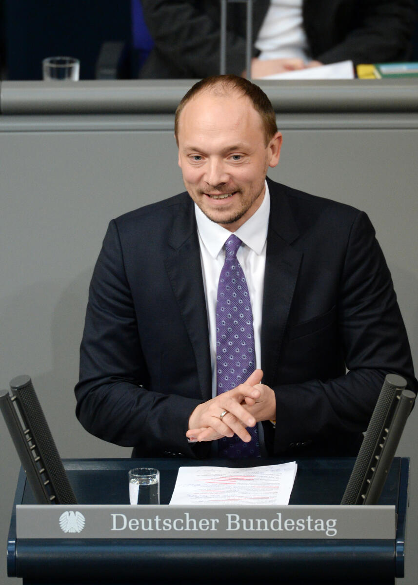 Marco Wanderwitz, CDU/CSU, Bundestagsabgeordneter, Abgeordneter, Mitglied Deutscher Bundestag, MdB, Rede, 69. Sitzung, Epl 04, Thema: Haushalt - Bundeskanzlerin und Bundeskanzleramt, Redner 14.; Rednerpult. Wanderwitz, Marco Marco Wanderwitz, CDU/CSU, Bundestagsabgeordneter, Abgeordneter, Mitglied Deutscher Bundestag, MdB, Rede, 69. Sitzung, Epl 04, Thema: Haushalt - Bundeskanzlerin und Bundeskanzleramt, Redner 14.; Rednerpult.