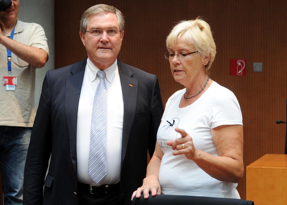 Der 2. Untersuchungsausschuss des Verteidigungsausschusses des Deutschen Bundestages zum Entwicklungsvorhaben Euro Hawk vernimmt die ersten Zeugen. Vorgeladen sind General a. D. Wolfgang Schneiderhan sowie die ehemaligen Bundesverteidigungsminister Rudolf Scharping, SPD, und Dr. Franz Josef Jung (hier im Bild), CDU/CSU. Dr. h. c. Susanne Kastner, (re), SPD, Vorsitzende des Ausschusses, leitet die Sitzung. Kastner, Susanne; Jung, Franz Josef Der 2. Untersuchungsausschuss des Verteidigungsausschusses des Deutschen Bundestages zum Entwicklungsvorhaben Euro Hawk vernimmt die ersten Zeugen. Vorgeladen sind General a. D. Wolfgang Schneiderhan sowie die ehemaligen Bundesverteidigungsminister Rudolf Scharping, SPD, und Dr. Franz Josef Jung (hier im Bild), CDU/CSU. Dr. h. c. Susanne Kastner, (re), SPD, Vorsitzende des Ausschusses, leitet die Sitzung.