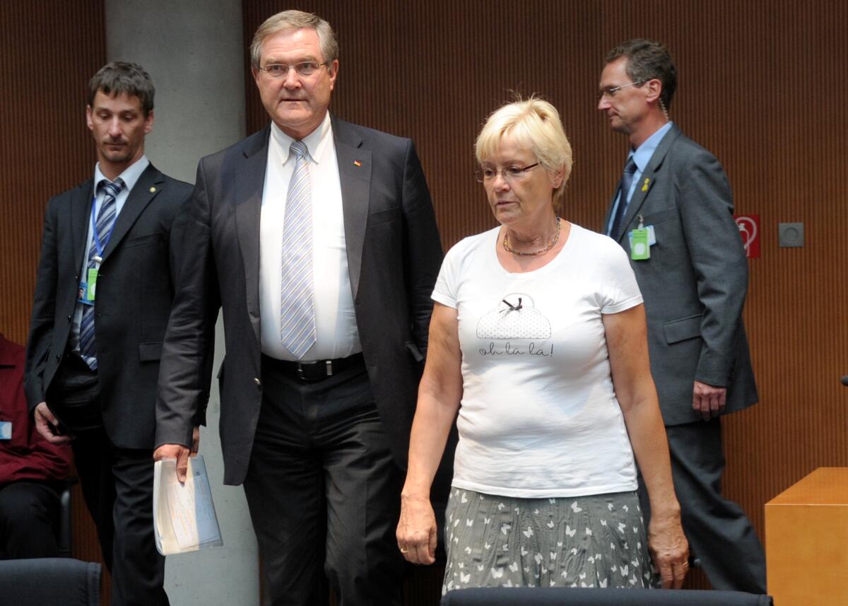 Kastner, Susanne; Jung, Franz Josef Der 2. Untersuchungsausschuss des Verteidigungsausschusses des Deutschen Bundestages zum Entwicklungsvorhaben Euro Hawk vernimmt die ersten Zeugen. Vorgeladen sind General a. D. Wolfgang Schneiderhan sowie die ehemaligen Bundesverteidigungsminister Rudolf Scharping, SPD, und Dr. Franz Josef Jung (hier im Bild), CDU/CSU. Dr. h. c. Susanne Kastner, (re), SPD, Vorsitzende des Ausschusses, leitet die Sitzung.