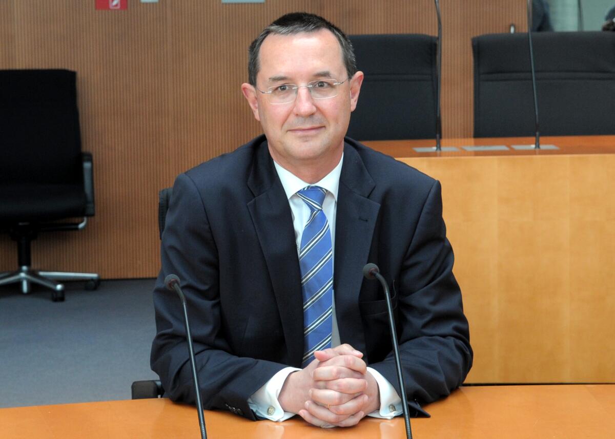 Beemelmans, Stéphane Der 2. Untersuchungsausschuss des Verteidigungsausschusses des Deutschen Bundestages zum Entwicklungsvorhaben Euro Hawk vernimmt den Zeugen Stéphane Beemelmans (hier im Bild), Staatssekretär im Bundesministerium der Verteidigung. Dr. h. c. Susanne Kastner, SPD, Vorsitzende des Ausschusses, leitet die Sitzung.; Bundesverteidigungsministerium.