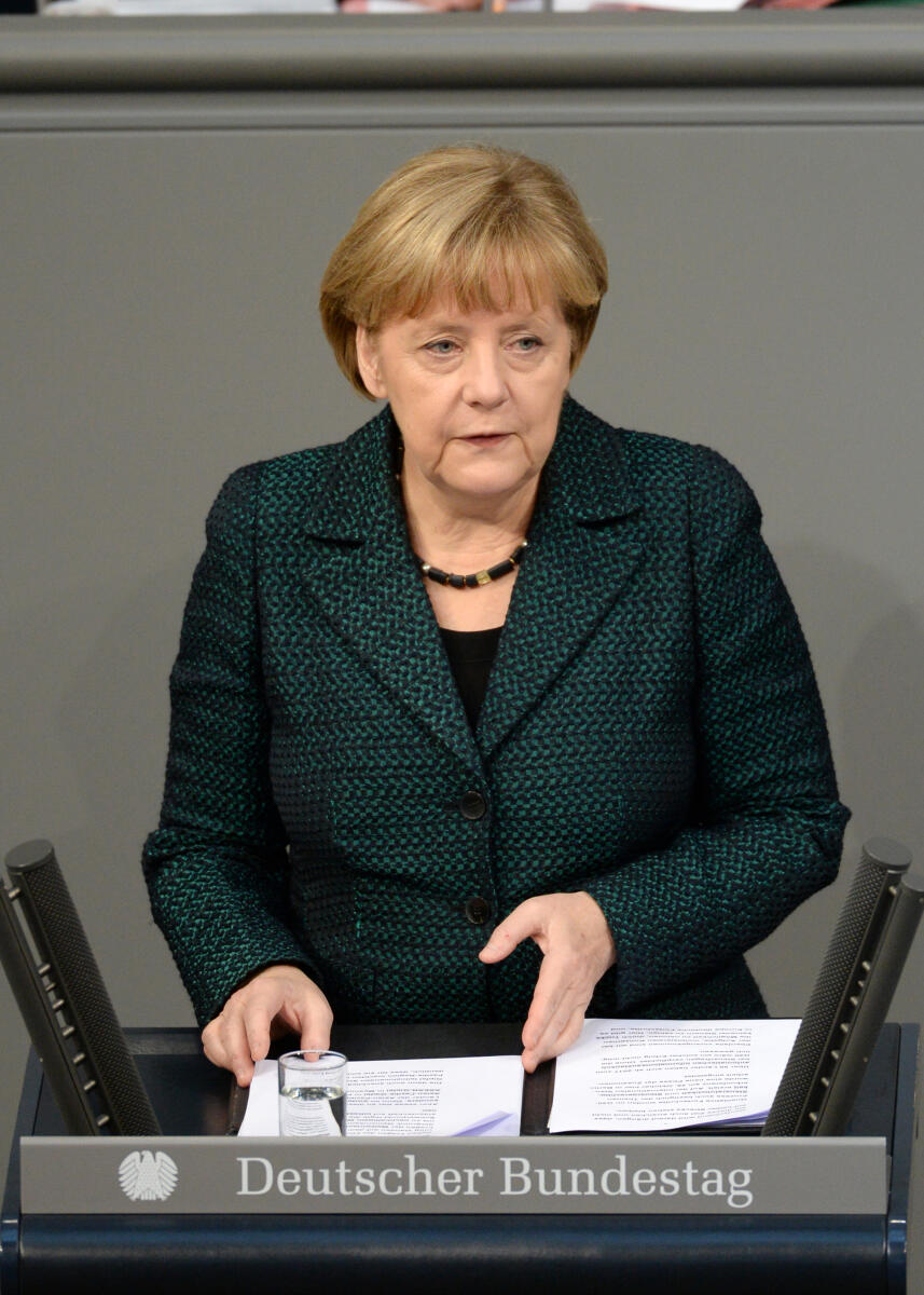 Merkel, Angela Dr. Angela Merkel, Bundeskanzlerin, CDU/CSU, Bundestagsabgeordnete, Abgeordnete, Mitglied Deutscher Bundestag, MdB, Rede, 69. Sitzung, Epl 04, Thema: Haushalt - Bundeskanzlerin und Bundeskanzleramt, Redner 2.; Rednerpult.