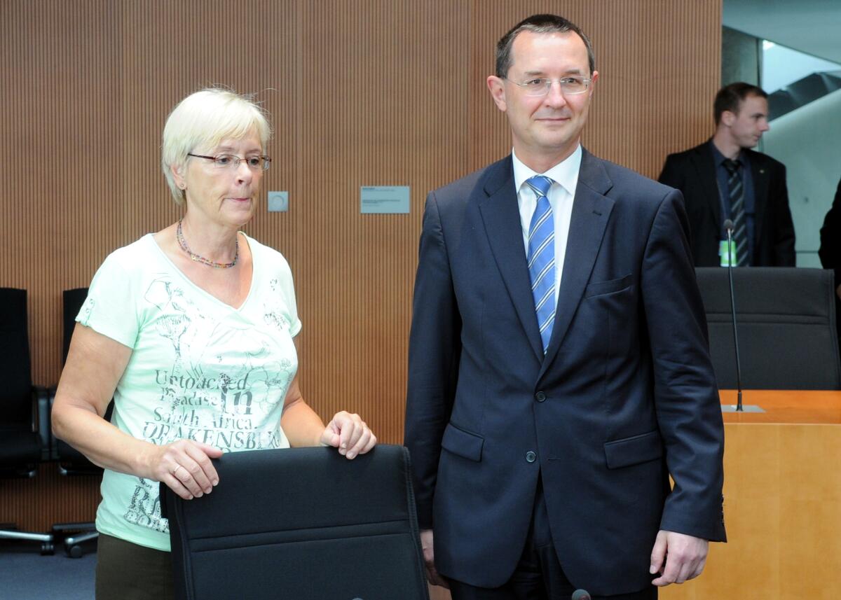 Der 2. Untersuchungsausschuss des Verteidigungsausschusses des Deutschen Bundestages zum Entwicklungsvorhaben Euro Hawk vernimmt den Zeugen Stéphane Beemelmans, Staatssekretär im Bundesministerium der Verteidigung. Dr. h. c. Susanne Kastner, SPD, Vorsitzende des Ausschusses, leitet die Sitzung.; Bundesverteidigungsministerium. Kastner, Susanne; Beemelmans, Stéphane Der 2. Untersuchungsausschuss des Verteidigungsausschusses des Deutschen Bundestages zum Entwicklungsvorhaben Euro Hawk vernimmt den Zeugen Stéphane Beemelmans, Staatssekretär im Bundesministerium der Verteidigung. Dr. h. c. Susanne Kastner, SPD, Vorsitzende des Ausschusses, leitet die Sitzung.; Bundesverteidigungsministerium.
