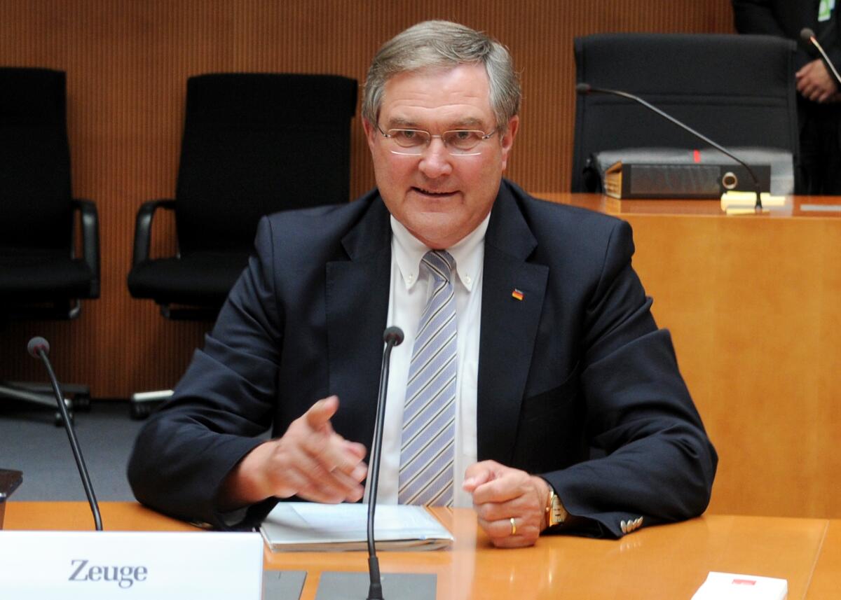 Der 2. Untersuchungsausschuss des Verteidigungsausschusses des Deutschen Bundestages zum Entwicklungsvorhaben Euro Hawk vernimmt die ersten Zeugen. Vorgeladen sind General a. D. Wolfgang Schneiderhan sowie die ehemaligen Bundesverteidigungsminister Rudolf Scharping, SPD, und Dr. Franz Josef Jung (hier im Bild), CDU/CSU. Dr. h. c. Susanne Kastner, SPD, Vorsitzende des Ausschusses, leitet die Sitzung. Jung, Franz Josef Der 2. Untersuchungsausschuss des Verteidigungsausschusses des Deutschen Bundestages zum Entwicklungsvorhaben Euro Hawk vernimmt die ersten Zeugen. Vorgeladen sind General a. D. Wolfgang Schneiderhan sowie die ehemaligen Bundesverteidigungsminister Rudolf Scharping, SPD, und Dr. Franz Josef Jung (hier im Bild), CDU/CSU. Dr. h. c. Susanne Kastner, SPD, Vorsitzende des Ausschusses, leitet die Sitzung.