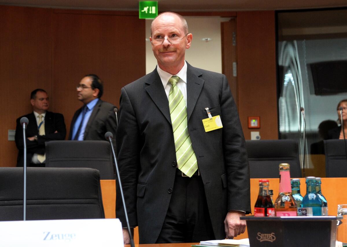 Der 2. Untersuchungsausschuss des Verteidigungsausschusses des Deutschen Bundestages zum Entwicklungsvorhaben Euro Hawk vernimmt den Zeugen Rüdiger Knöpfel (hier im Bild), Leitender Technischer Regierungsdirektor des Bundesamtes für Ausrüstung, Informationstechnik und Nutzung der Bundeswehr. Dr. h. c. Susanne Kastner, SPD, Vorsitzende des Ausschusses, leitet die Sitzung. Knöpfel, Rüdiger Der 2. Untersuchungsausschuss des Verteidigungsausschusses des Deutschen Bundestages zum Entwicklungsvorhaben Euro Hawk vernimmt den Zeugen Rüdiger Knöpfel (hier im Bild), Leitender Technischer Regierungsdirektor des Bundesamtes für Ausrüstung, Informationstechnik und Nutzung der Bundeswehr. Dr. h. c. Susanne Kastner, SPD, Vorsitzende des Ausschusses, leitet die Sitzung.