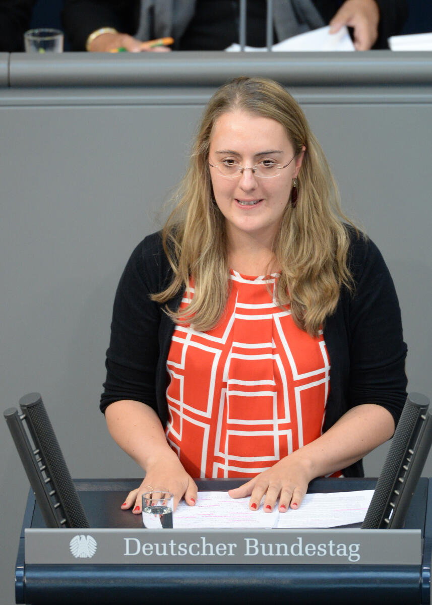 Katharina Dröge, Bündnis 90/Die Grünen, Bundestagsabgeordnete, Abgeordnete, Mitglied Deutscher Bundestag, MdB, Rede, 54. Sitzung, Top 4, Thema: Freihandelsabkommen der EU mit USA und Kanada, Redner 8.; Rednerpult. Dröge, Katharina Katharina Dröge, Bündnis 90/Die Grünen, Bundestagsabgeordnete, Abgeordnete, Mitglied Deutscher Bundestag, MdB, Rede, 54. Sitzung, Top 4, Thema: Freihandelsabkommen der EU mit USA und Kanada, Redner 8.; Rednerpult.