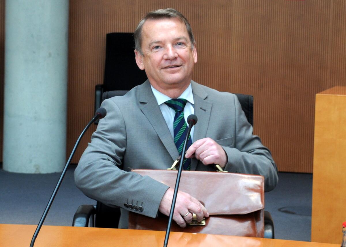 Der 2. Untersuchungsausschuss des Verteidigungsausschusses des Deutschen Bundestages zum Entwicklungsvorhaben Euro Hawk vernimmt den Zeugen Rüdiger Wolf (hier im Bild), Staatssekretär im Bundesministerium der Verteidigung. Dr. h. c. Susanne Kastner, SPD, Vorsitzende des Ausschusses, leitet die Sitzung.; Bundesverteidigungsministerium. Wolf, Rüdiger Der 2. Untersuchungsausschuss des Verteidigungsausschusses des Deutschen Bundestages zum Entwicklungsvorhaben Euro Hawk vernimmt den Zeugen Rüdiger Wolf (hier im Bild), Staatssekretär im Bundesministerium der Verteidigung. Dr. h. c. Susanne Kastner, SPD, Vorsitzende des Ausschusses, leitet die Sitzung.; Bundesverteidigungsministerium.