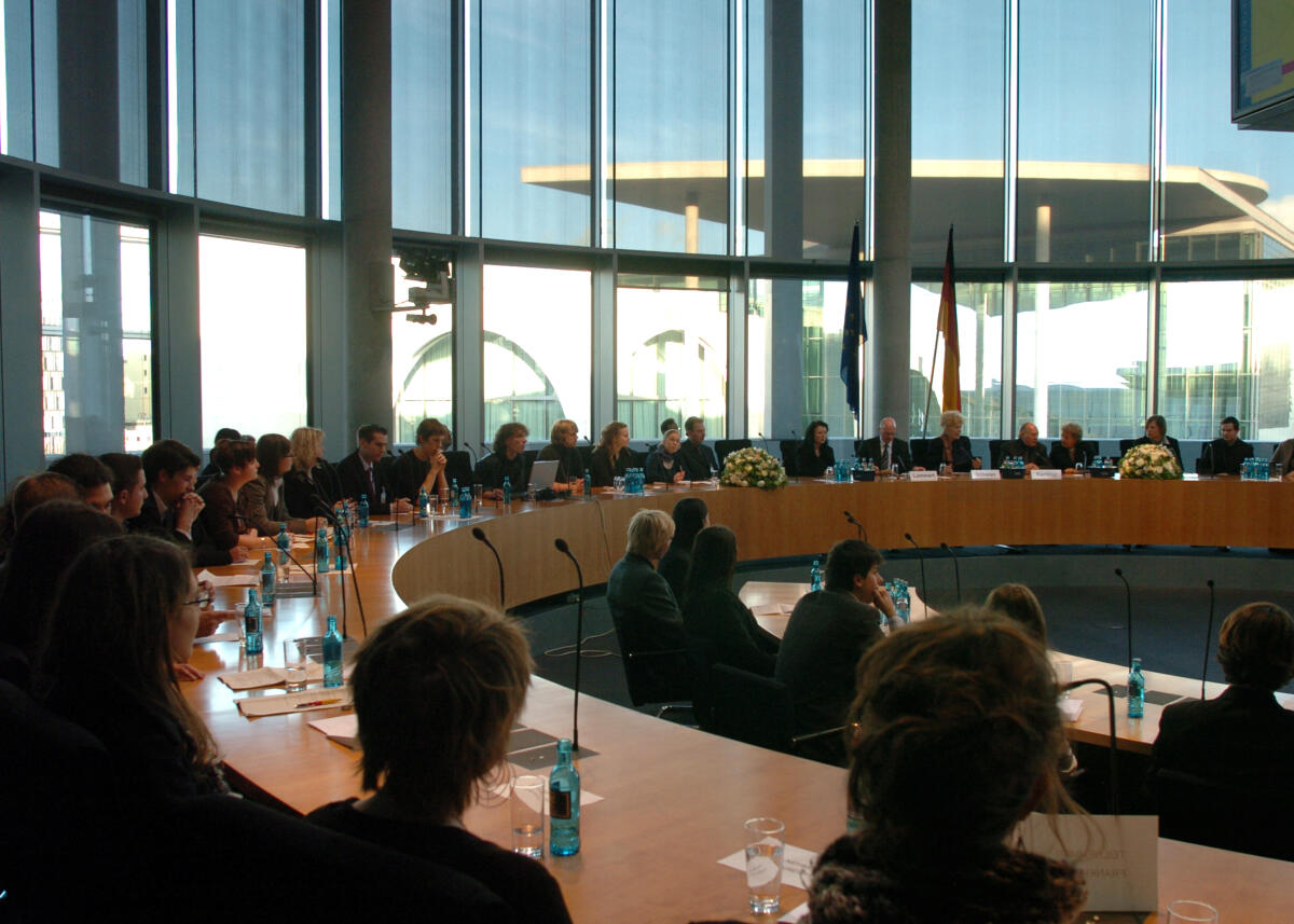  Im Rahmen der Gedenkstunde des Deutschen Bundestages zum Tag des Gedenkens an die Opfer des Nationalsozialismus diskutieren anschliessend 80 Jugendliche im Europasaal des Paul-Löbe-Hauses mit  Bundestagspräsident Dr. Norbert Lammert, CDU/CSU, dem Gastredner Imre Kertész, und Dr. Gesine Schwan. Die jungen Erwachsenen stammen aus Deutschland, Frankreich und Polen.