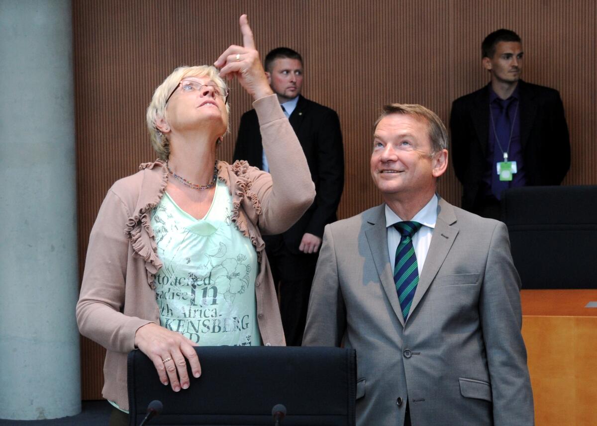 Der 2. Untersuchungsausschuss des Verteidigungsausschusses des Deutschen Bundestages zum Entwicklungsvorhaben Euro Hawk vernimmt den Zeugen Rüdiger Wolf, Staatssekretär im Bundesministerium der Verteidigung. Dr. h. c. Susanne Kastner, SPD, Vorsitzende des Ausschusses, leitet die Sitzung.; Bundesverteidigungsministerium. Kastner, Susanne; Wolf, Rüdiger Der 2. Untersuchungsausschuss des Verteidigungsausschusses des Deutschen Bundestages zum Entwicklungsvorhaben Euro Hawk vernimmt den Zeugen Rüdiger Wolf, Staatssekretär im Bundesministerium der Verteidigung. Dr. h. c. Susanne Kastner, SPD, Vorsitzende des Ausschusses, leitet die Sitzung.; Bundesverteidigungsministerium.