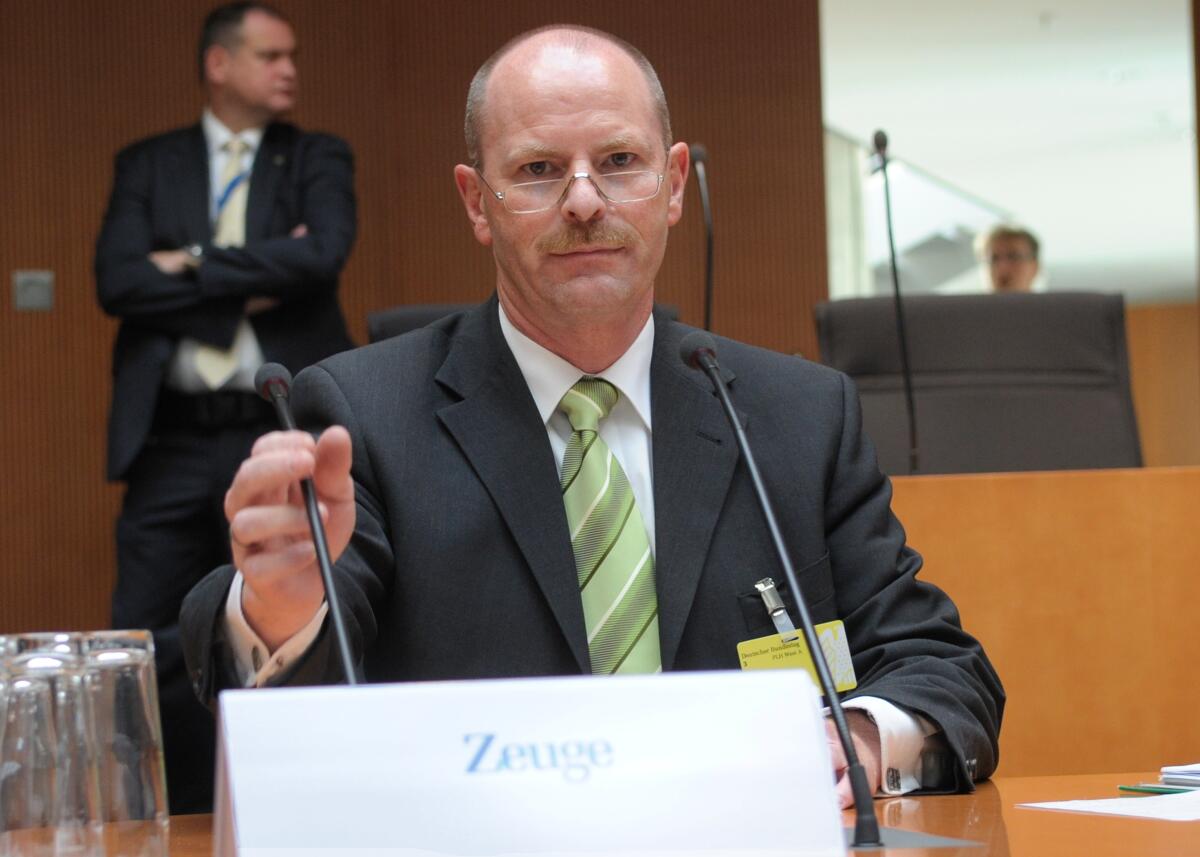 Der 2. Untersuchungsausschuss des Verteidigungsausschusses des Deutschen Bundestages zum Entwicklungsvorhaben Euro Hawk vernimmt den Zeugen Rüdiger Knöpfel (hier im Bild), Leitender Technischer Regierungsdirektor des Bundesamtes für Ausrüstung, Informationstechnik und Nutzung der Bundeswehr. Dr. h. c. Susanne Kastner, SPD, Vorsitzende des Ausschusses, leitet die Sitzung. Knöpfel, Rüdiger Der 2. Untersuchungsausschuss des Verteidigungsausschusses des Deutschen Bundestages zum Entwicklungsvorhaben Euro Hawk vernimmt den Zeugen Rüdiger Knöpfel (hier im Bild), Leitender Technischer Regierungsdirektor des Bundesamtes für Ausrüstung, Informationstechnik und Nutzung der Bundeswehr. Dr. h. c. Susanne Kastner, SPD, Vorsitzende des Ausschusses, leitet die Sitzung.